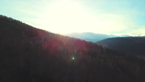 drone volando sobre las montañas al sol