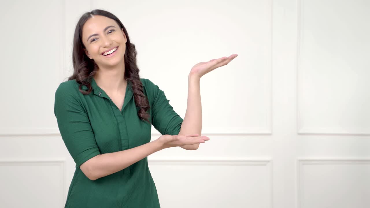 chica india señalando para la colocación de productos