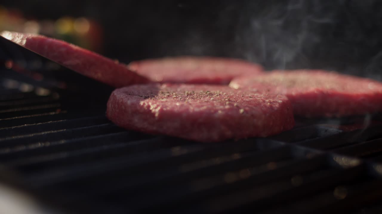 hamburguesas frescas y jugosas en la parrilla el día del juego