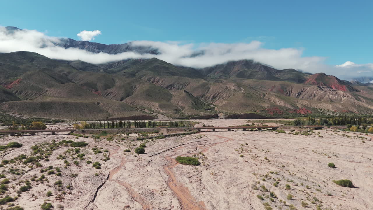 hermoso puente sobre la ruta 40 en las estribaciones de los andes en el noreste de argentina, en la provincia de salta
