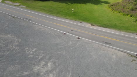 drone aterrizando en un estacionamiento de grava