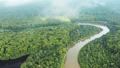 Hermosa-Revelación-Del-Río-Rupununi-A-Través-De-Las-Nubes,-Guyana