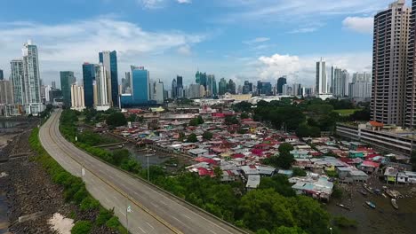 imágenes aéreas de drones del contraste de la ciudad de panamá entre el área pobre y los edificios ricos