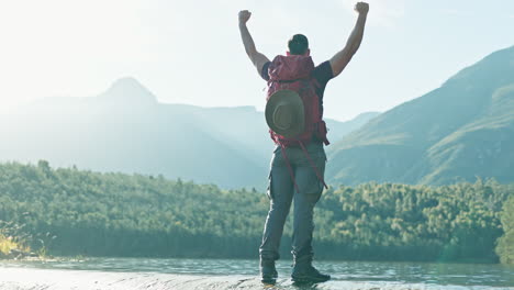 Erfolg,-Wandern-Oder-Mann-Beim-Feiern-Auf-Dem-Berg