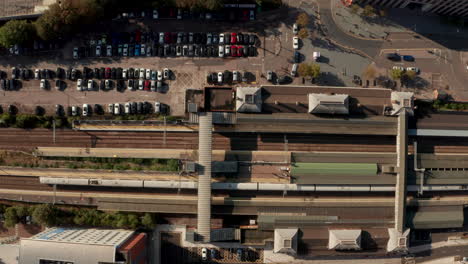 Toma-Aérea-De-Arriba-Hacia-Abajo-De-La-Estación-De-Tren-Y-El-Estacionamiento-De-Slough