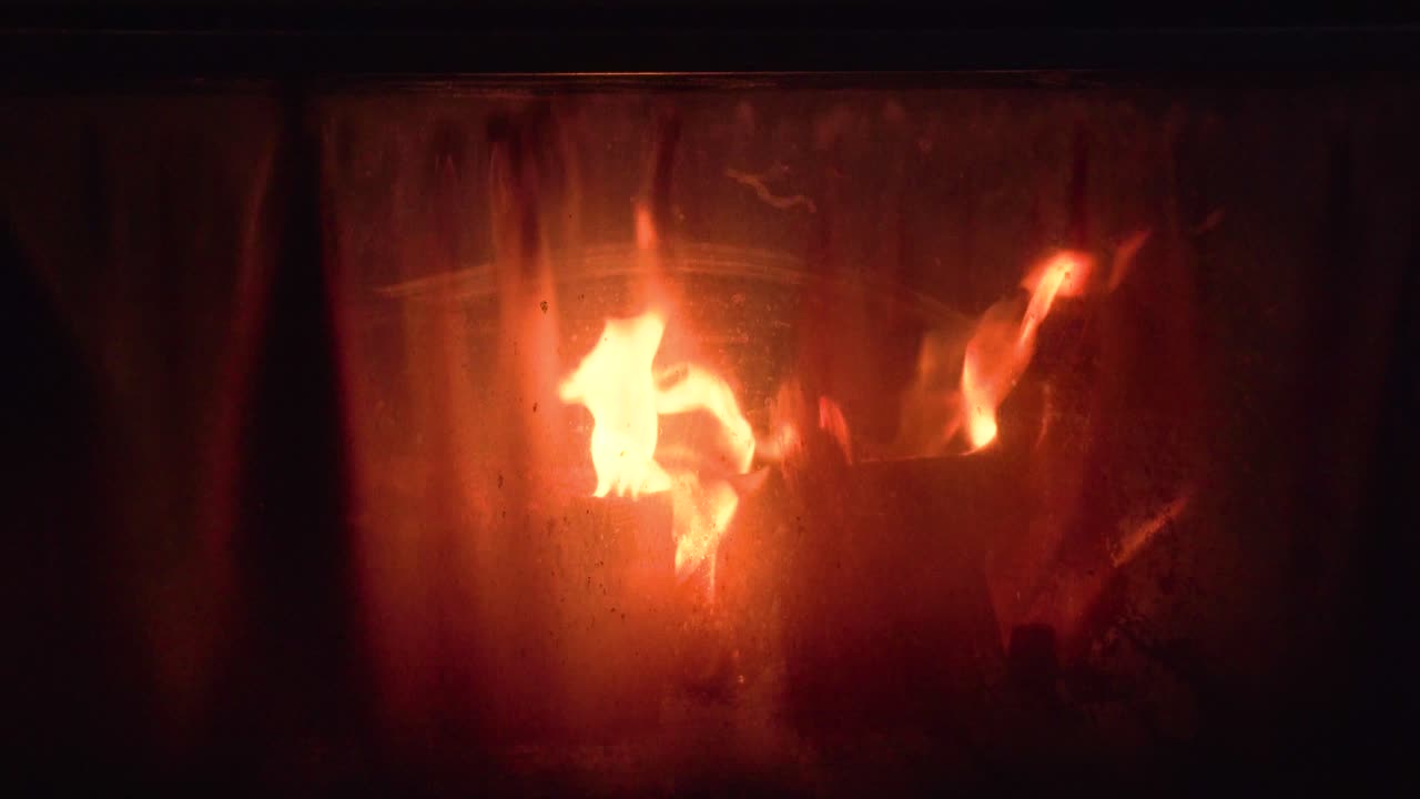 крупный план закрытого камина