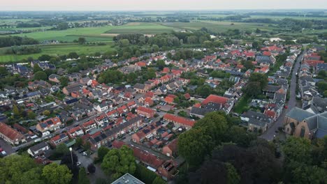 aerial de una hermosa pequeña ciudad en los países bajos
