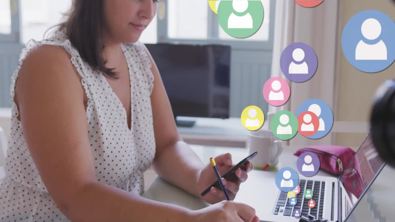 animación de iconos de personas sobre una mujer sentada en un escritorio usando un teléfono inteligente y tomando notas en casa