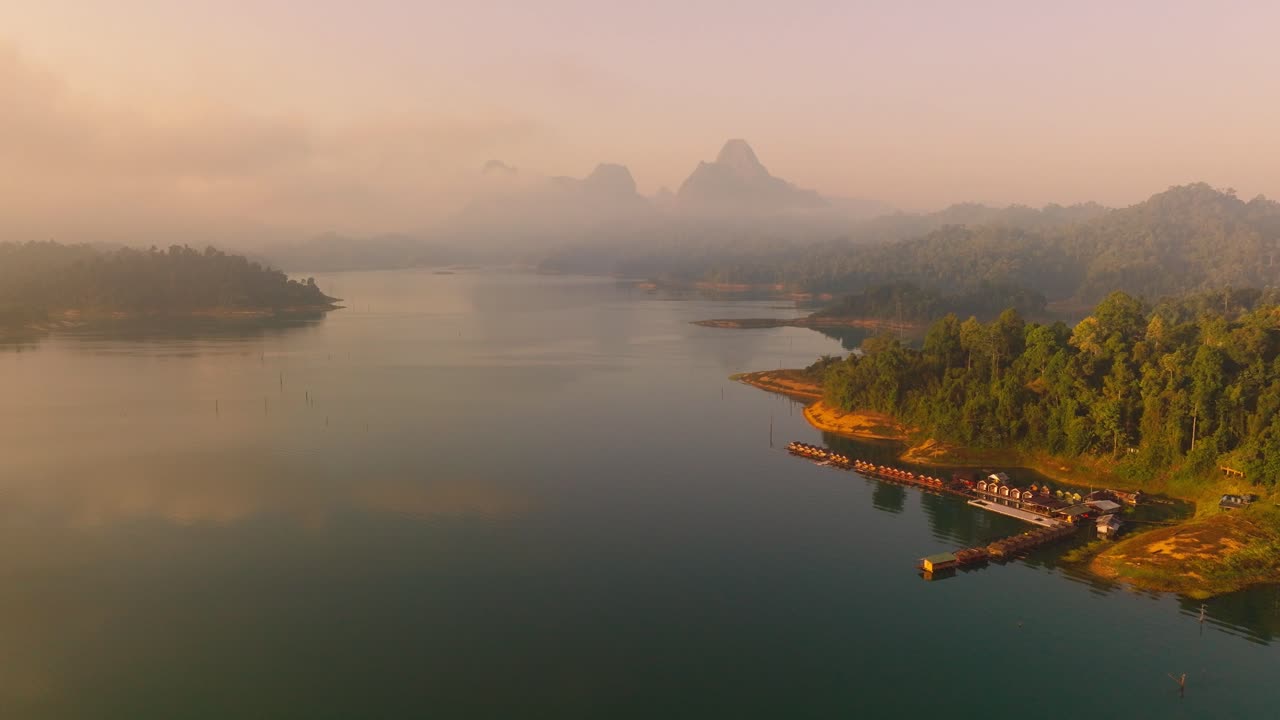 imágenes aéreas de drones de 4k de habitaciones flotantes en el parque nacional kao sok durante un amanecer, lago y montañas, tailandia, asia