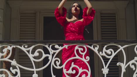 En-Medio-De-Los-Ecos-Del-Pasado-En-Un-Castillo-Del-Caribe,-Una-Joven-Irradia-Sofisticación-Con-Su-Vestido-Rojo