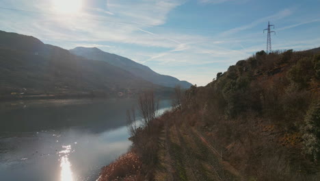 Drone-Ascendiendo-En-Las-Colinas-Del-Lago-Cavedine-Durante-El-Otoño-En-La-Provincia-De-Trentino,-Italia