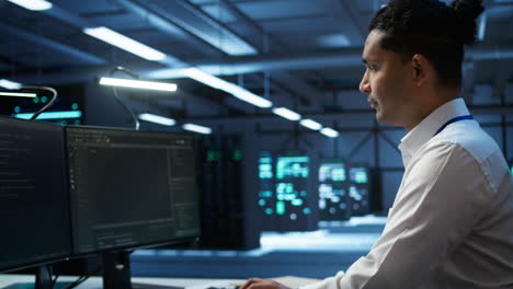 retrato de un técnico sonriente en el centro de datos que gestiona la infraestructura