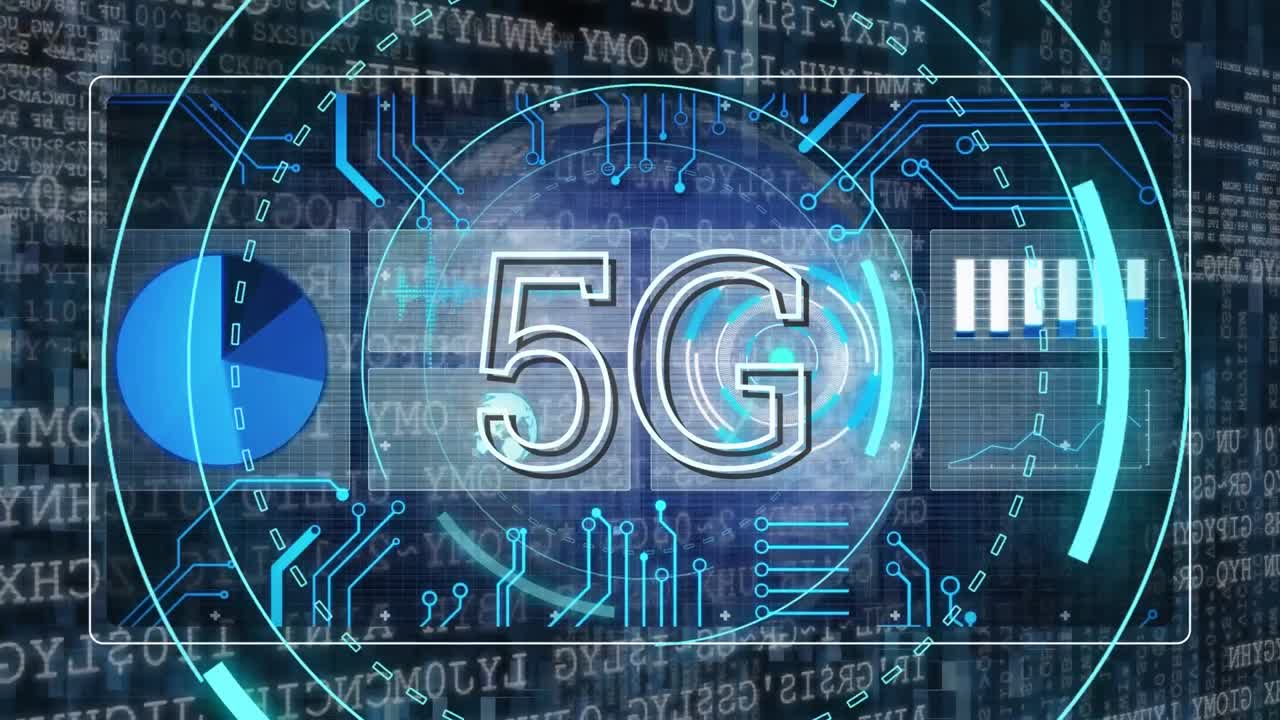 animazione di 5g sul globo, elaborazione dei dati e circuito integrato su sfondo nero