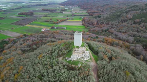 El-Retroceso-Aéreo-Revela-El-Castillo-torre-Da-Pena,-Xinzo-De-Limia,-Campos-Detrás,-España,-Ourense