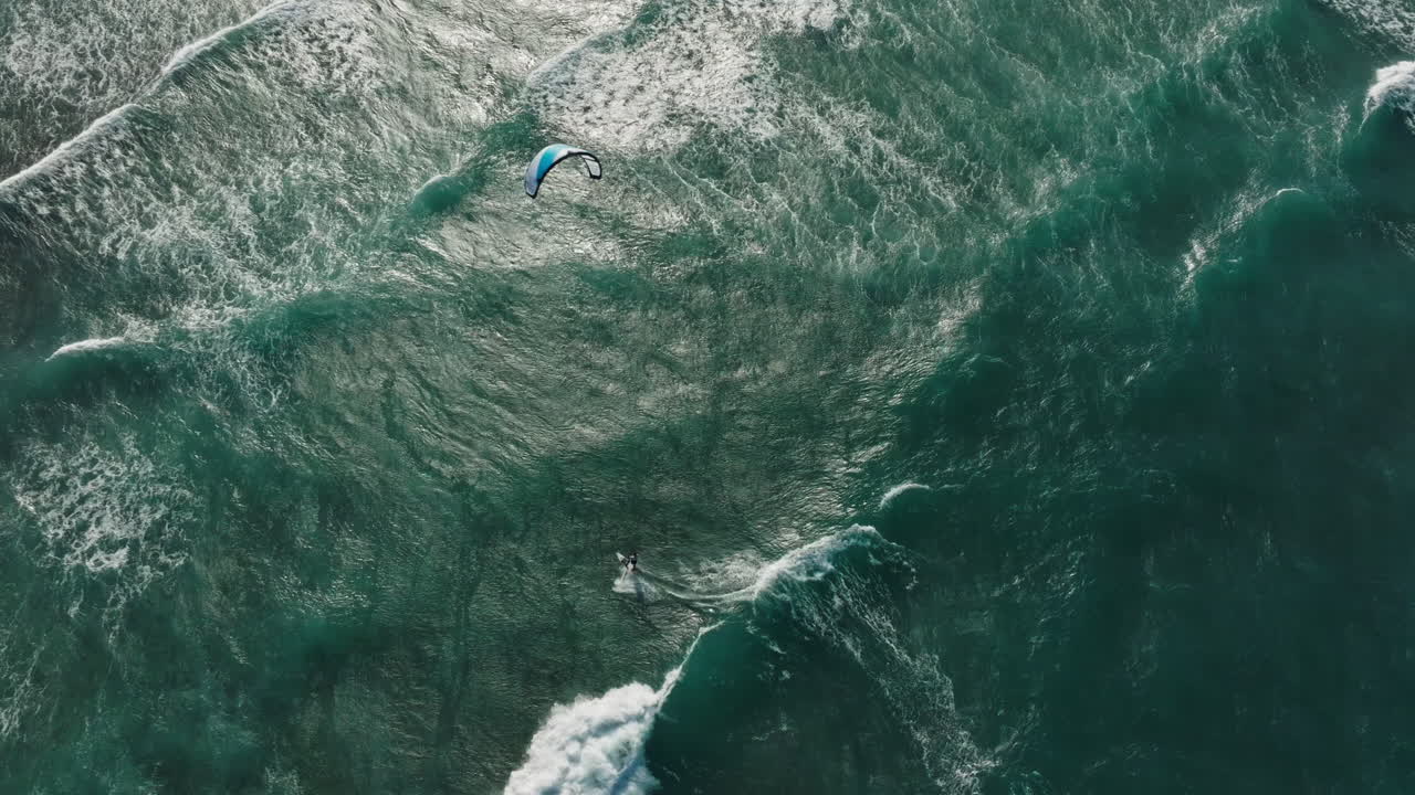 불안한 물에서 카이트보딩