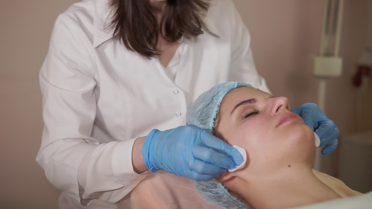 Trattamento viso eseguito da un professionista