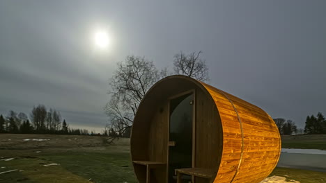 Tiempo-Que-Transcurre-Del-Día-A-La-Noche-Sobre-Una-Estancia-En-Una-Cabaña-De-Madera-Termoeléctrica