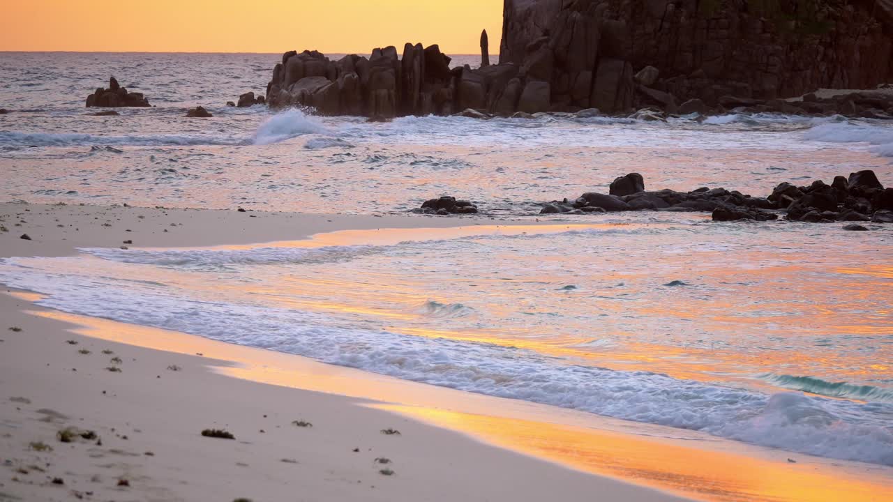 puesta de sol en la solitaria playa de la isla remota en seychelles, océano índico