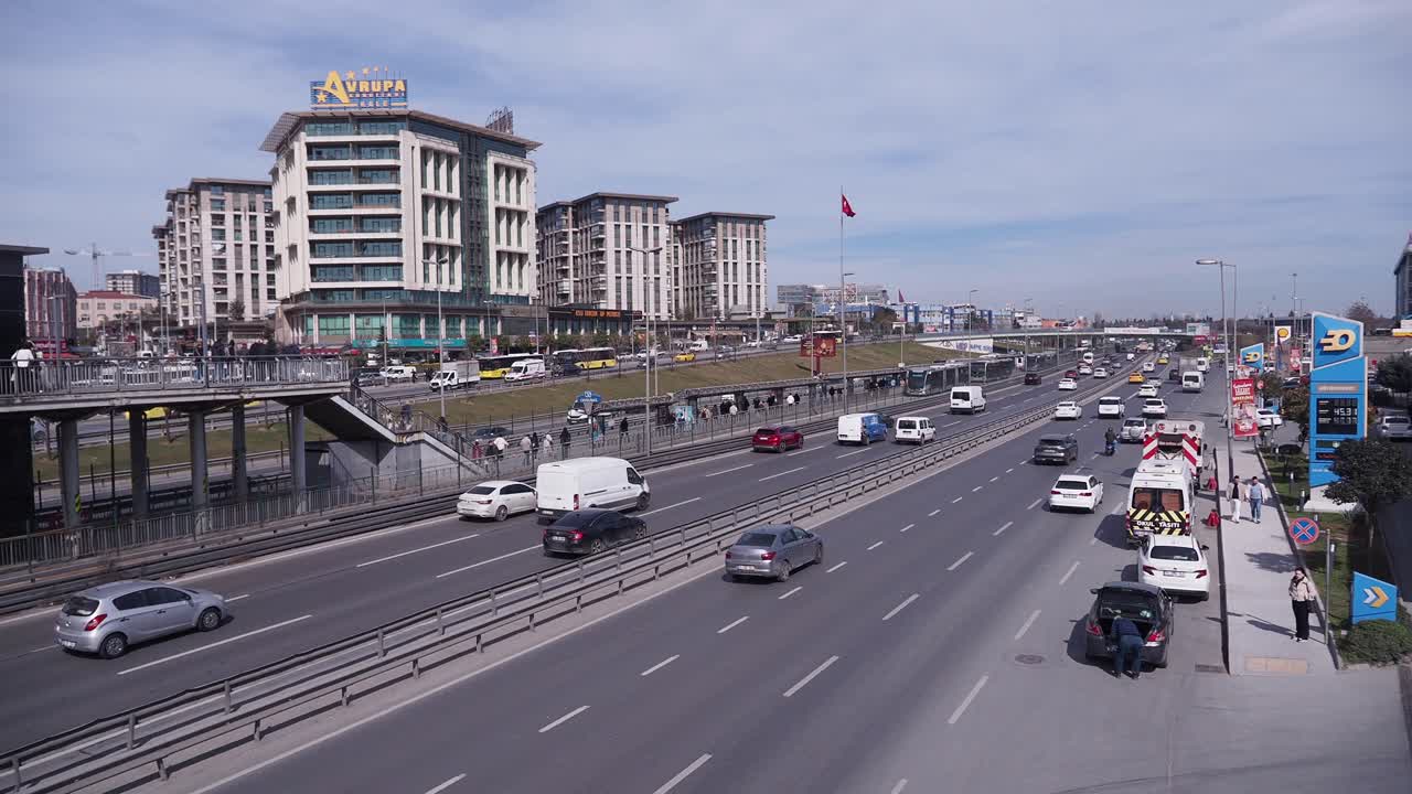 도시 고속도로 교통 장면