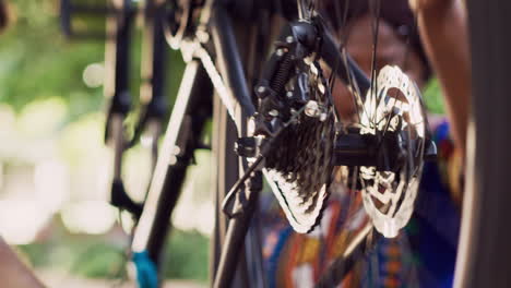 ajuste de la rueda de la bicicleta por parte de la mujer