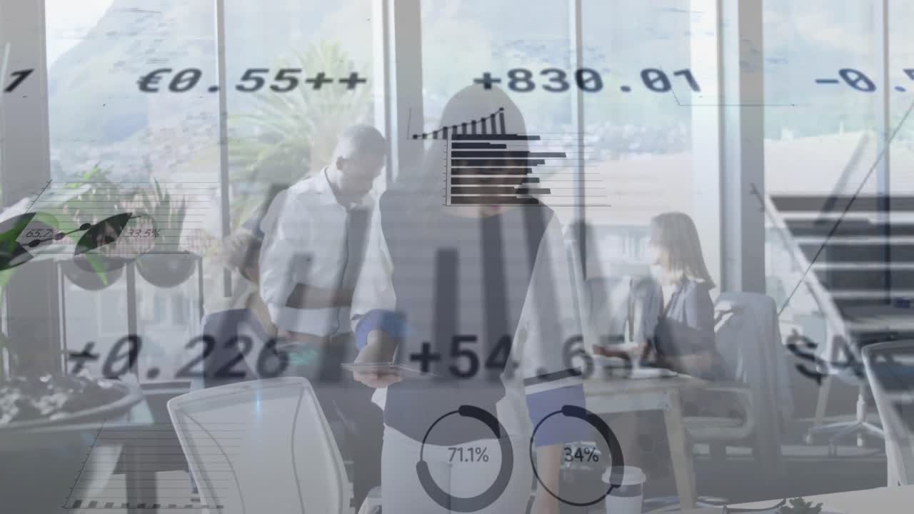 animazione dell'elaborazione dei dati su diversi uomini d'affari