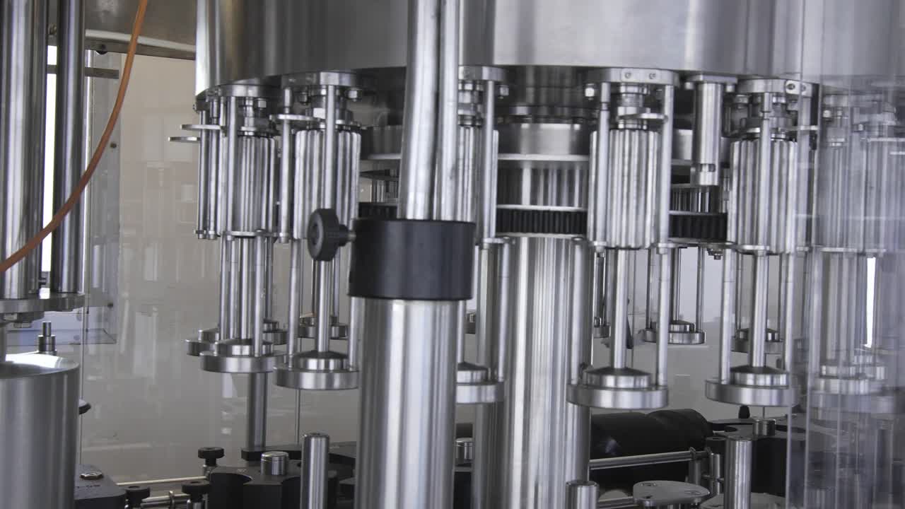 모바일 와인 병 및 라벨 기계 구성 요소가 병 없이 테스트되고 있습니다.