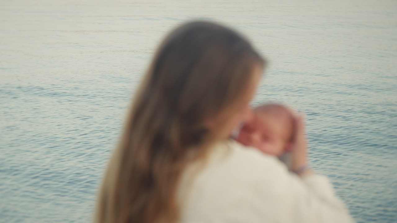 해가 지면 바다 에서 아기를 안고 있는 어머니
