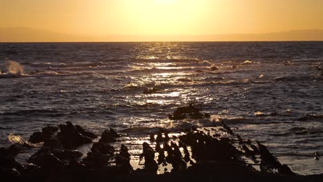 Hermosa-Vista-Del-Atardecer-Desde-Acantilados-De-Silueta-Con-Sol-Brillando-En-El-Océano-En-Cámara-Lenta