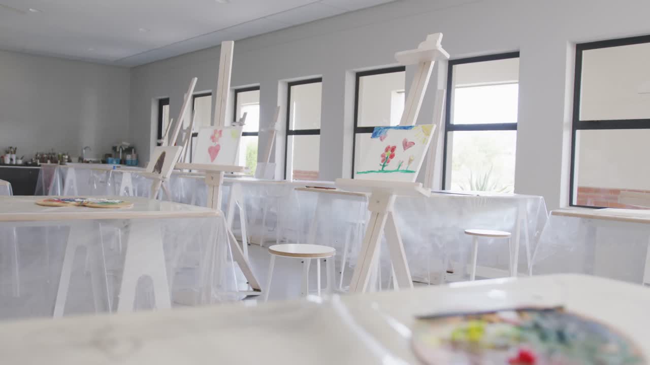 Video of school class with easels prepared for art lessons