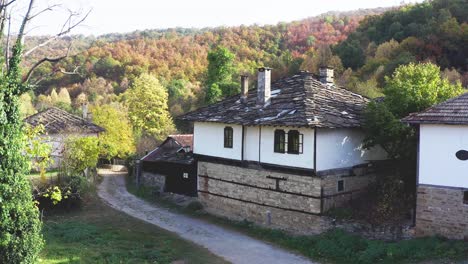 Casas-Tradicionales-Búlgaras-Aldea-Forestal-Remota-Disparo-De-Drone-En-Otoño