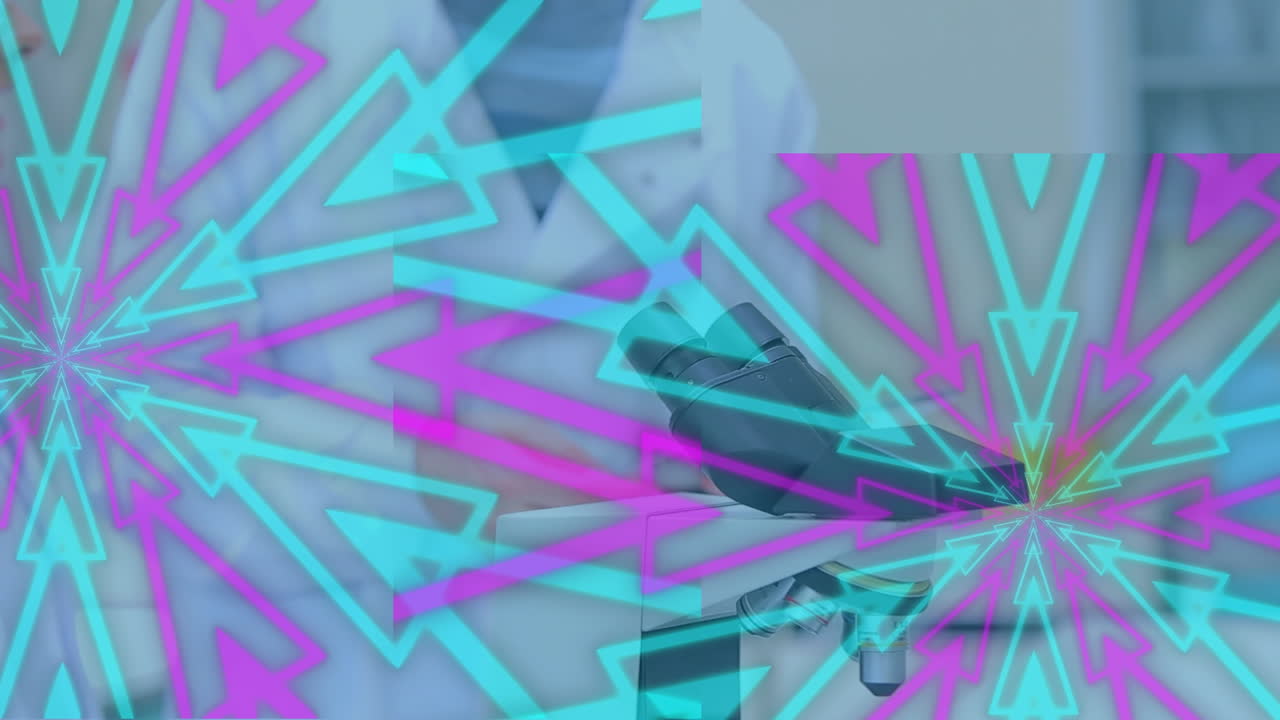 animación de formas sobre una trabajadora de laboratorio caucásica usando el microscopio