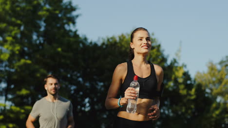 Junge-Joggerin,-Die-An-Einem-Sommertag-Im-Stadion-Läuft