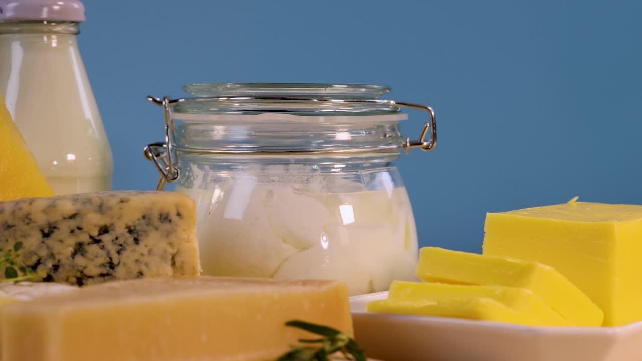 테이블 에 배열 된 여러 가지 유제품