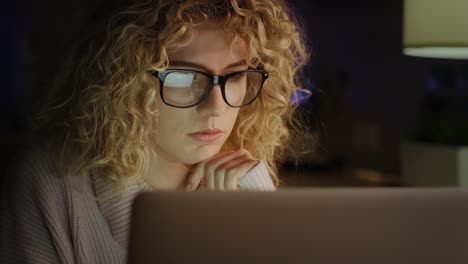 vídeo en primer plano de una mujer frente a una computadora portátil
