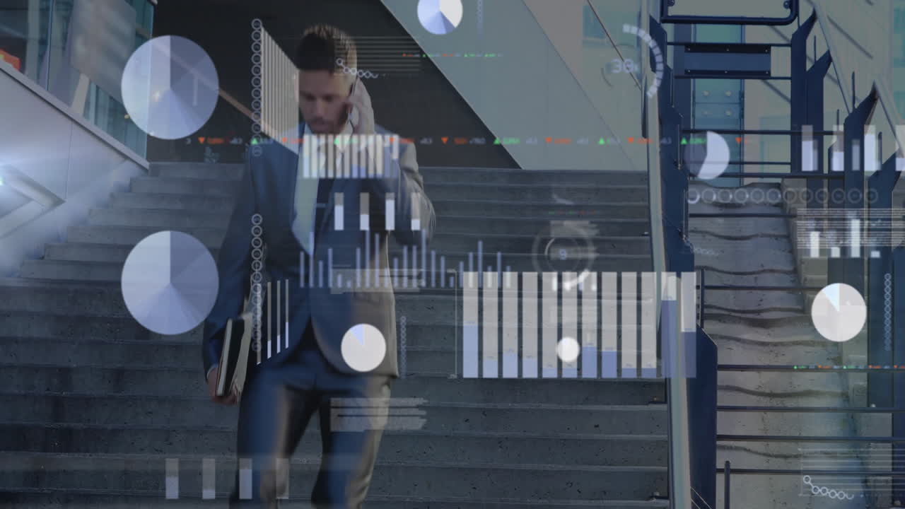 animación del procesamiento de datos financieros sobre un empresario caucásico que usa un teléfono inteligente