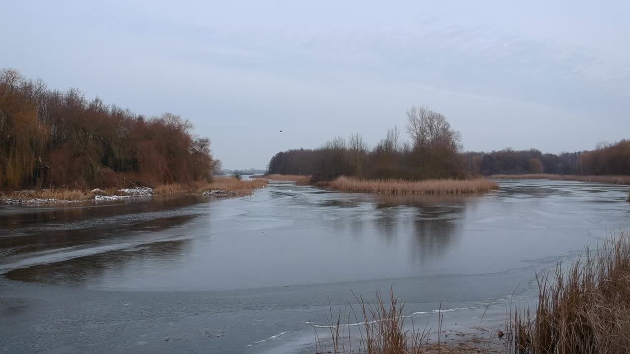 Droneoptagelser over den frosne sø Kis-Balaton i Ungarn.