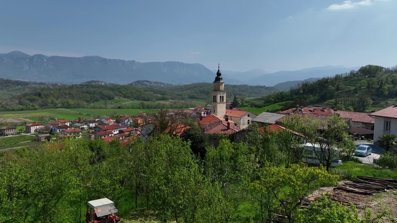 Kirchturm der Stadt Vipava – Luftaufnahme mit Dolly-Fahrt in einem sonnigen slowenischen Tal