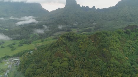 Luftaufnahme-Von-Moorea-Mit-Blick-Auf-Die-Berge