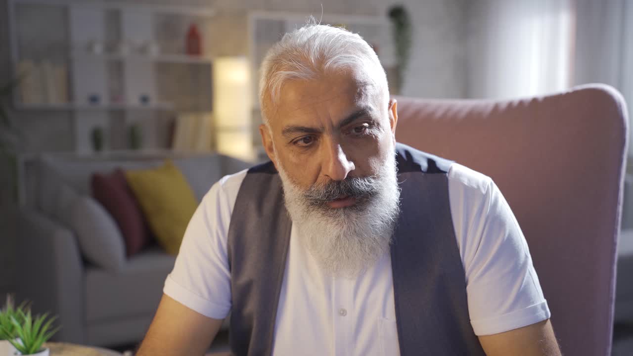 un hombre enojado hablando a sí mismo.