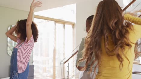 Grupo-Diverso-De-Amigas-Divirtiéndose-Bailando-En-Casa