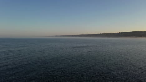 Toma-En-Gran-Angular-Del-Océano-Ondulante-Bajo-Un-Cielo-Azul-En-La-Jolla-Cove,-California---Antena