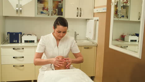 Tratamiento-Facial-Con-Masajista-Durante-La-Sesión-En-El-Spa-De-Belleza.