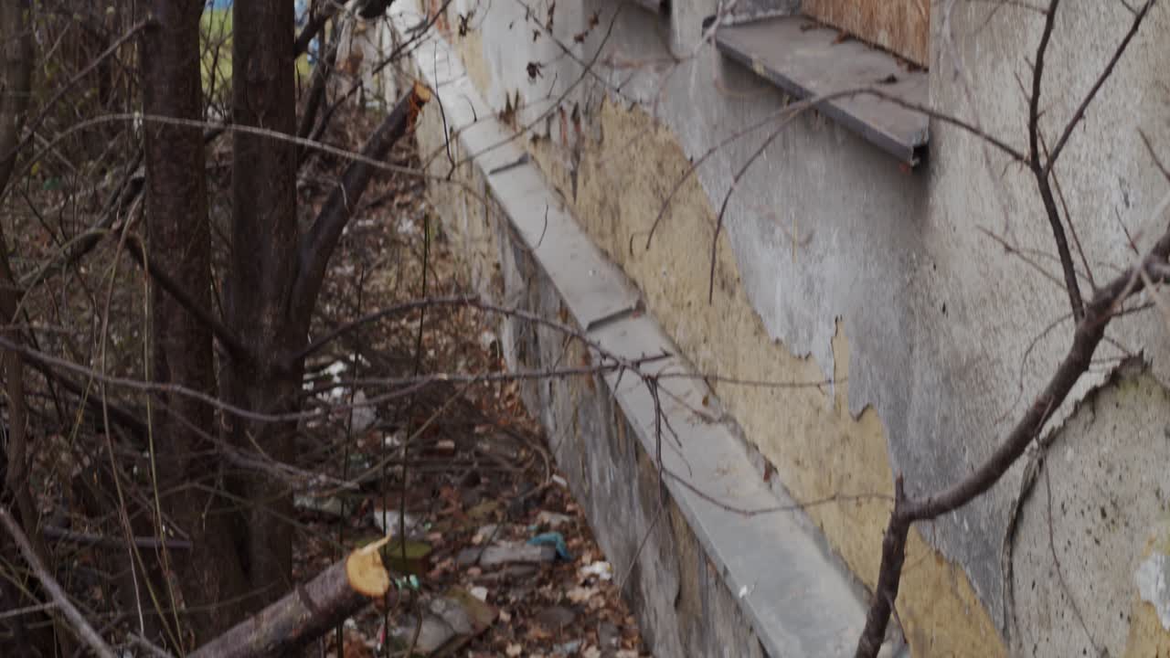 이전 광산 지역의 버려진 집 주변을 어지럽히다