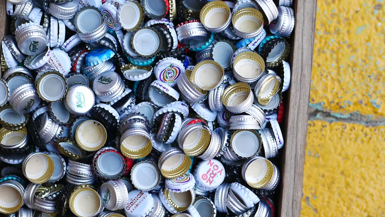 recogida de tapones de botellas usados variados