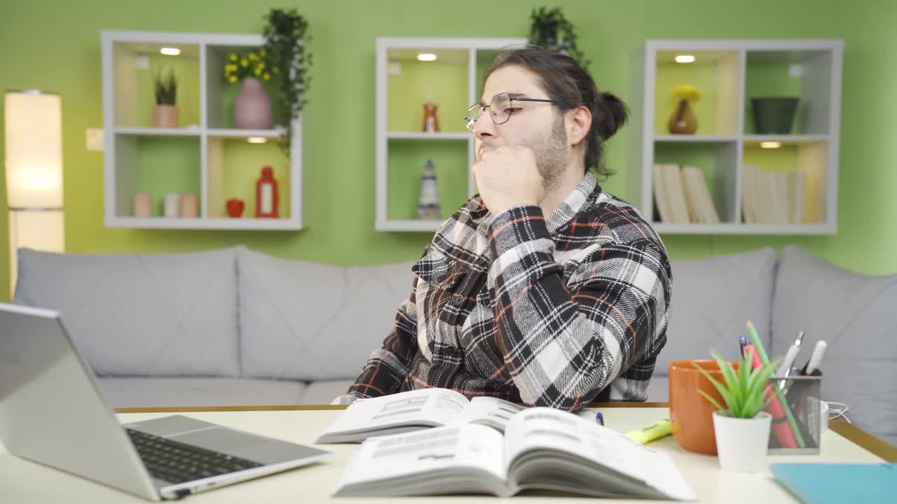 el joven frustrado se enoja y se enoja.