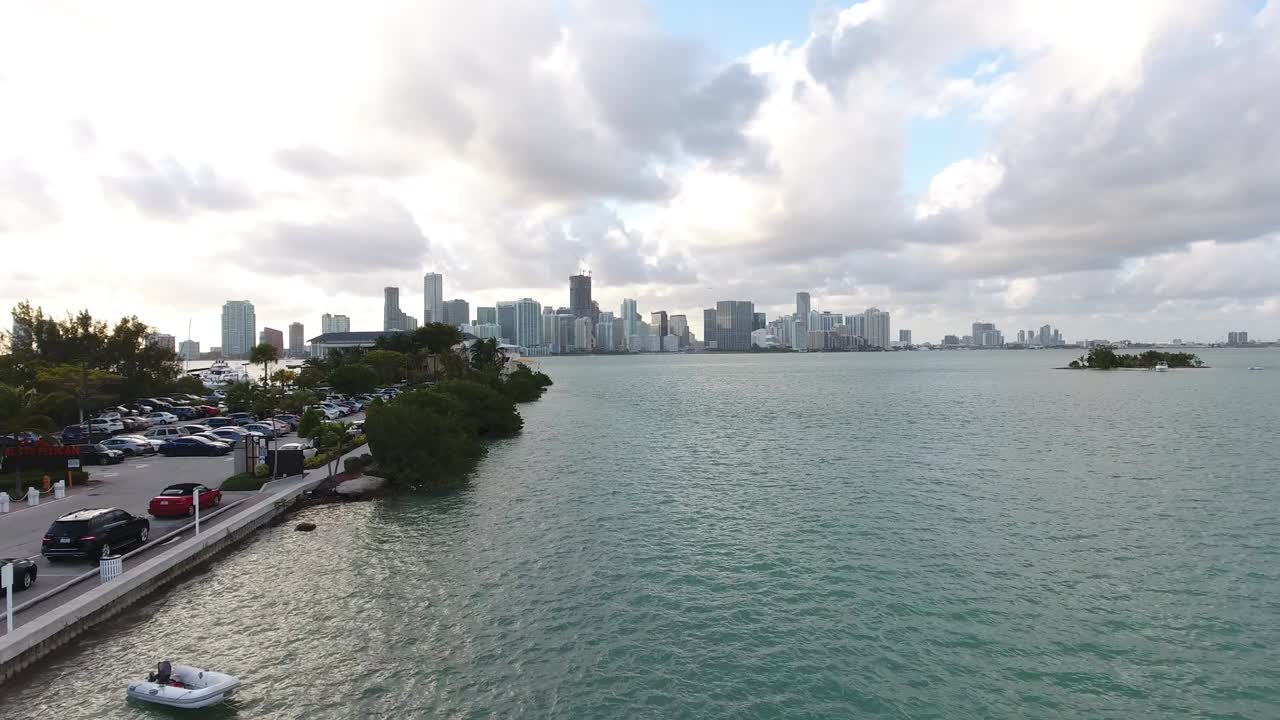 el cielo dramático sobre la marina