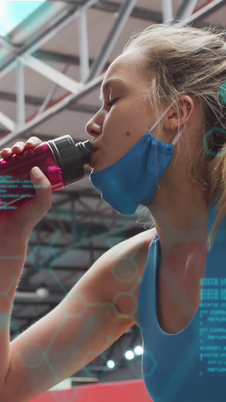 animación del procesamiento de datos sobre las mujeres caucásicas que beben agua