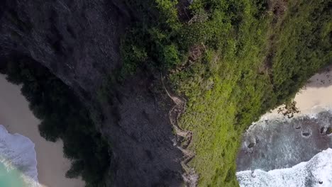 Tolle-Luftaufnahme-Flug-Aus-Der-Vogelperspektive-Drohnenaufnahme-Einer-Randklippe-Hügelfelsen-Kelingking-Strand-Auf-Nusa-Penida-Bali-Indonesien-Ist-Wie-Jurassic-Park