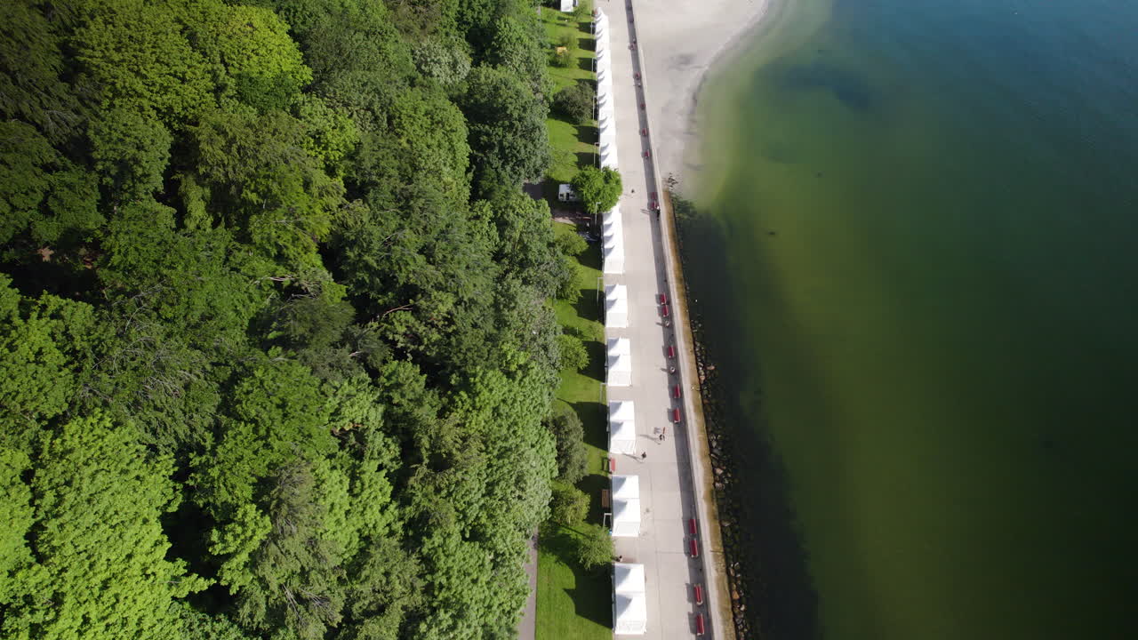 해변 대로 그디니아 폴란드의 공중 기울기 전망, 해안 거리와 해변을 따라 걷는 관광객, 푸른 바닷물과 숲 식물의 아름다운 풍경