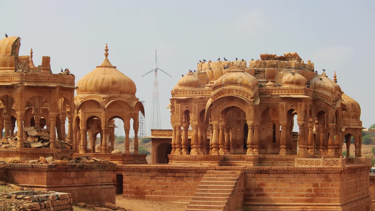 bada bagh, también llamado barabagh (literalmente gran jardín) es un complejo de jardines a unos 6 km al norte de jaisalmer en el camino a ramgarh, en el estado de rajasthan en la india.